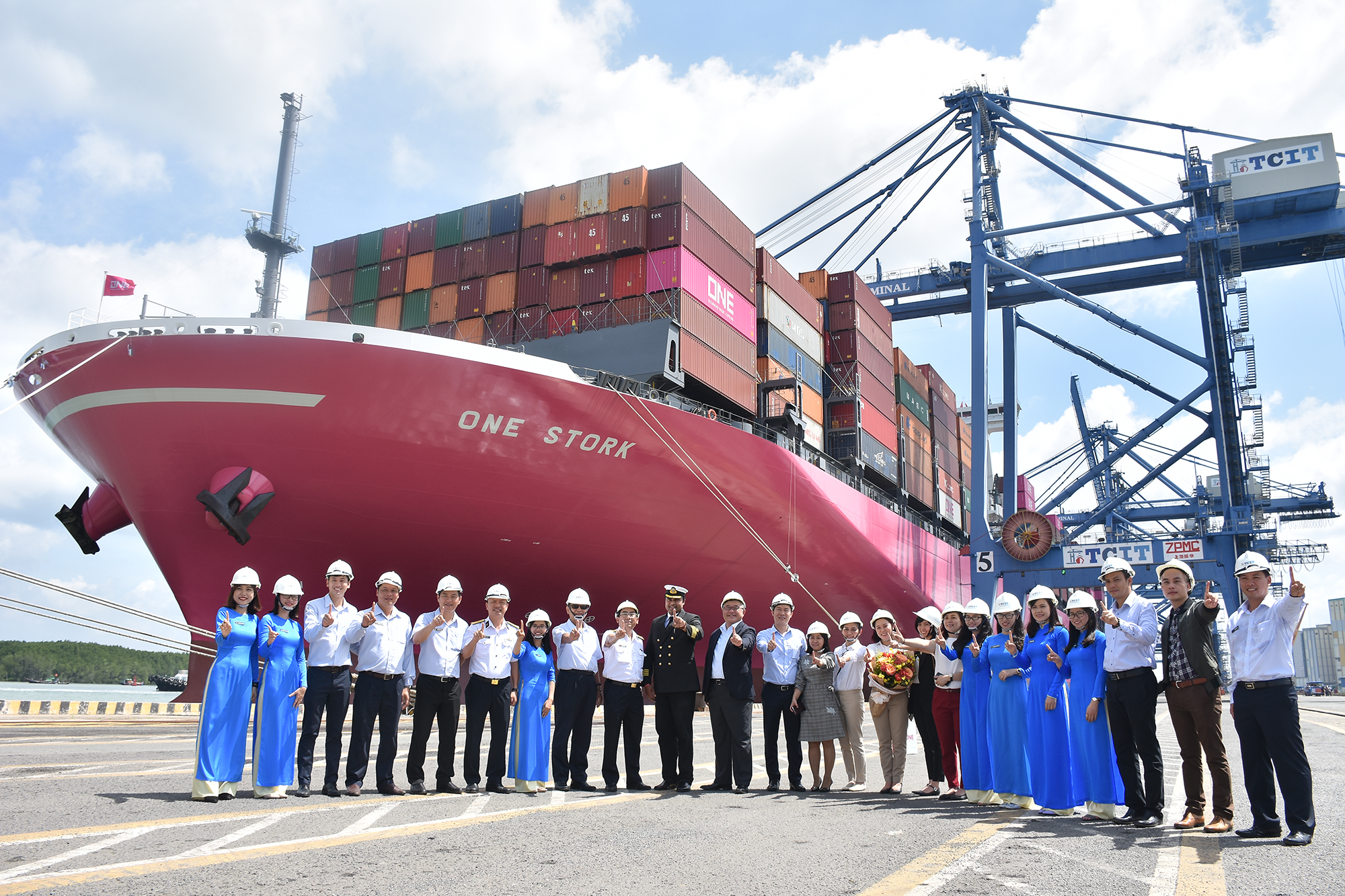 Tan Cang - Cai Mep International Terminal (TCIT) successfully welcomes maiden call of ONE STORK - the first newly built magenta containership