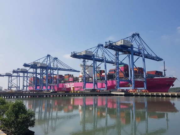 KỶ LỤC MỚI SẢN LƯỢNG XẾP DỠ TRÊN 1 TÀU MẸ KHI TIẾP NHẬN TÀU ONE GRUS - 11.387 TEU