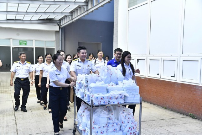 YÊU THƯƠNG ĐƯỢC CHIA SẺ TỪ NHỮNG ĐIỀU GIẢN DỊ